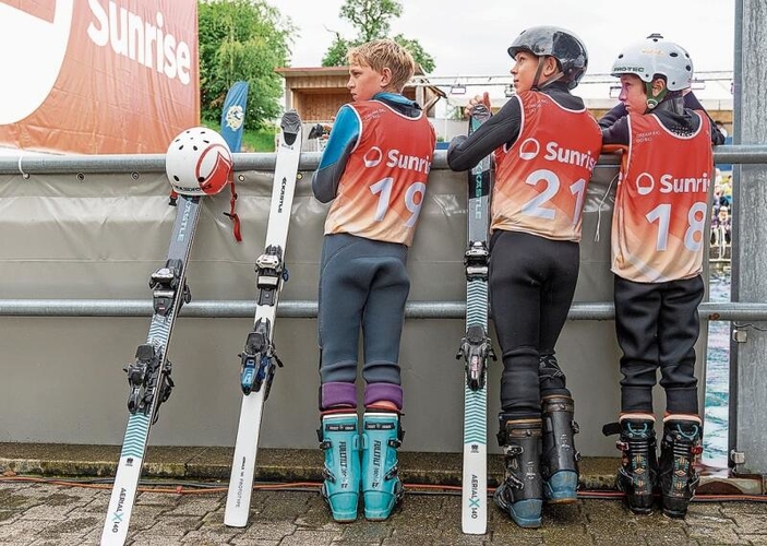 Wie springen die Kollegen – und wie die Aerials-Stars? Nachwuchs-
Skiakrobaten beim Blick auf die Schanze.