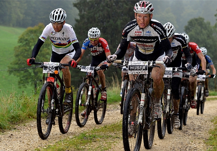 Weltmeister Christoph Sauser (links), Lukas Buchli (Nr. 50) und Urs Huber (rechts) schenkten sich an der Schweizer Bikemarathon-Meisterschaft nichts. Buchli und Huber mussten sich mit Silber und Bronze begnügen. (Bild Martin Platter)
