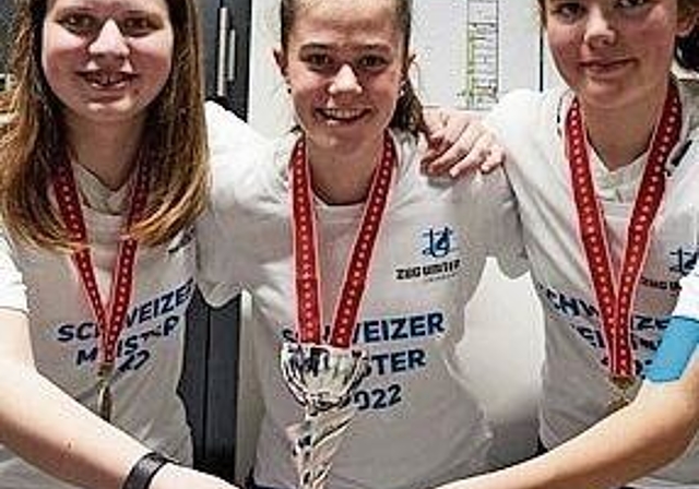 Leonie Andres (links) mit ihren beiden Teamkolleginnen Jana Röllin (Mitte) und Melanie Landolt (rechts), welche ebenfalls zweifache Schweizer Meisterinnen sind. (Bild zvg.)