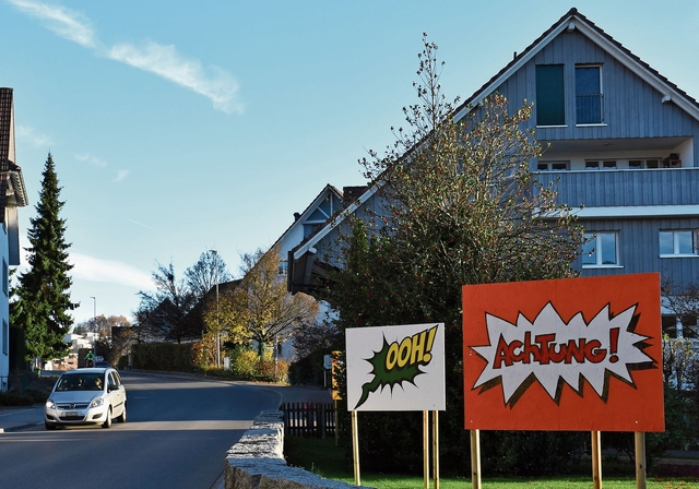 Mit Tafeln wie diesen warben IG-Mitglieder gegen die Erschliessungsvariante des Wettswiler Gemeinderats. (Bild Livia Häberling)