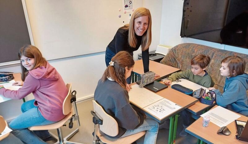 Co-Schulleiterin Simone Ruckli begleitet die lernenden Kinder individuell. (Bilder Regula Zellweger)