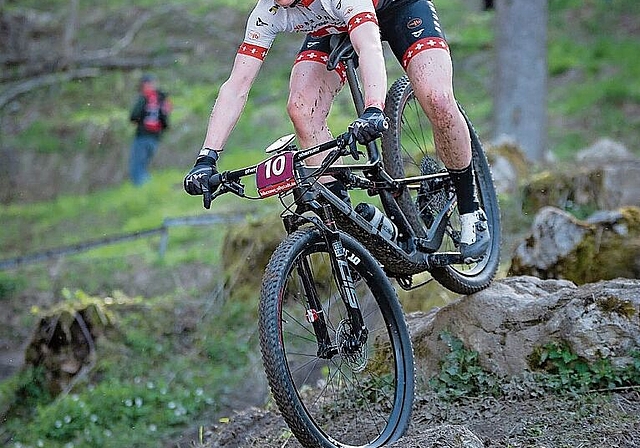 Schweizermeisterin Jacqueline Schneebeli zirkelt gekonnt über den Weltcup-Parcours in Albstadt. (Bild Jürgen Grünwidl)