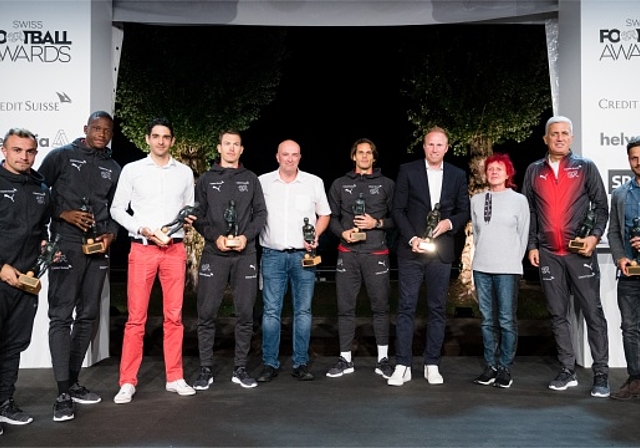 Kategoriensieger der Swiss Football Awards 2018: Xherdan Shaqiri, Denis Zakaria, Adrien Jaccottet (Schiedsrichter), Stephan Lichtsteiner, Norbert Fumeaux (Präsident FC Erde), Yann Sommer, Ludovic Magnin, Heliane Canepa, Vladimir Petkovic und Antonio