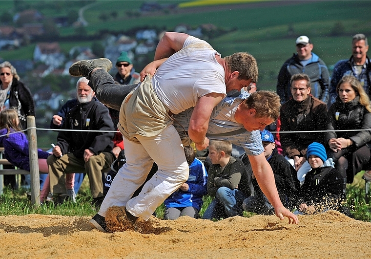 Der spätere Sieger Remo Ackermann (unten) im Schlussgang gegen Pascal Gurtner. (Bild Martin Platter)