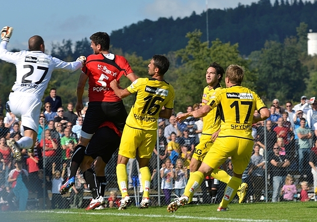 Popovic köpft ein zum 1:1 auf einen Freistoss von Illi. Das Tor wird jedoch wegen Offside aberkannt. (Bilder Martin Platter/Werner Schneiter)
