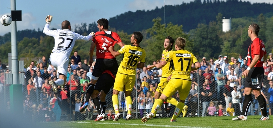 Popovic köpft ein zum 1:1 auf einen Freistoss von Illi. Das Tor wird jedoch wegen Offside aberkannt. (Bilder Martin Platter/Werner Schneiter)
