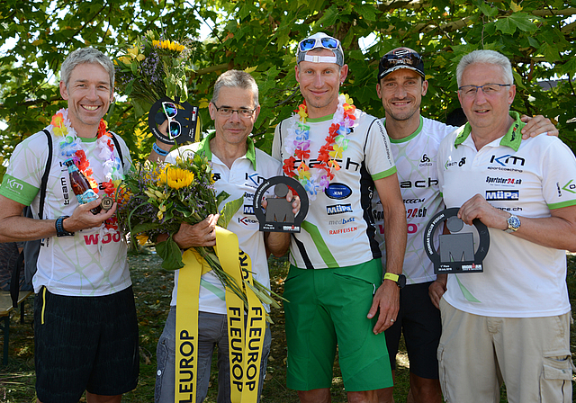 Coach Kurt Müller (rechts) mit der Trophäe des stärksten Teams. Neben ihm von links: Martin Welti (2. Altersklasseund Hawaii-Qualifikation), Bernhard Schneider (1., Verzicht auf Hawaii), André Weber (Hawaii-Qualifikation)und Roberto Weichelt. (Bi