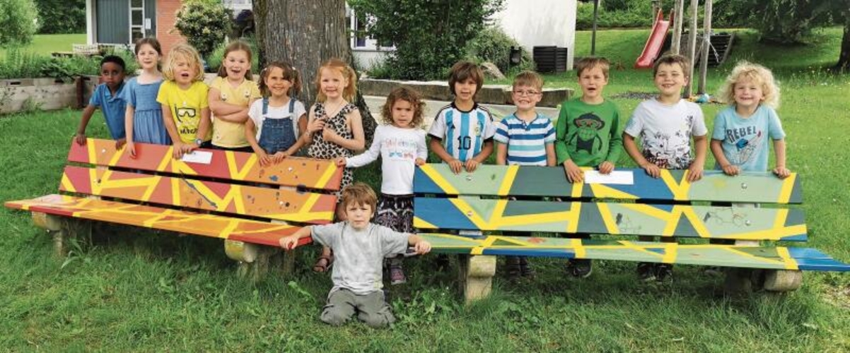 Die Kinder vom Kindergarten Bifang haben ihre VVH-Bänkli selber bemalt. (Bilder Marianne Voss)