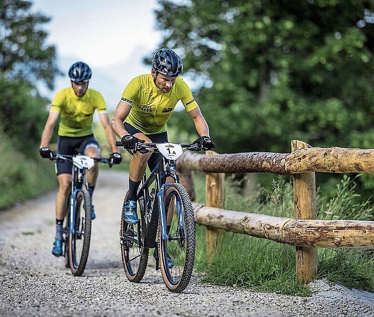 Urs Huber vor seinem Teampartner Simon Schneller hoch konzentriert 
auf den letzten Kilometern der Bike-Transalp. (Bild Markus Greber)