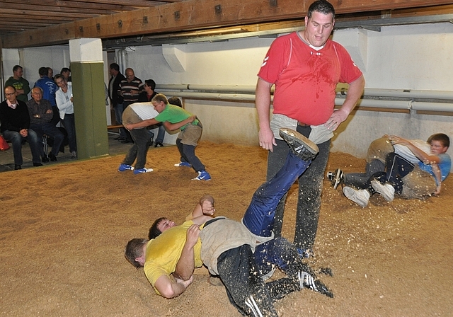 Christian Stucki gibt Anleitungen, die Jungen sind voll bei der Sache und die Zuschauer beeindruckt. (Bild Werner Schneiter)
