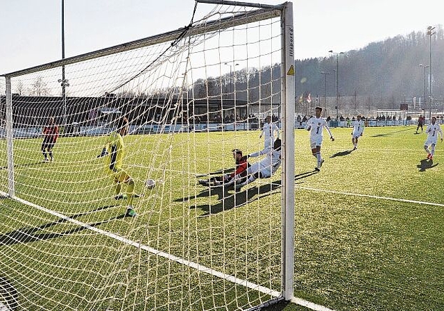 Auf Pass von Heini (links) spitzelt in der Mitte Mesto den Ball zum 2:0 für die Rotschwarzen ins Tor. (Bild Kaspar Köchli)