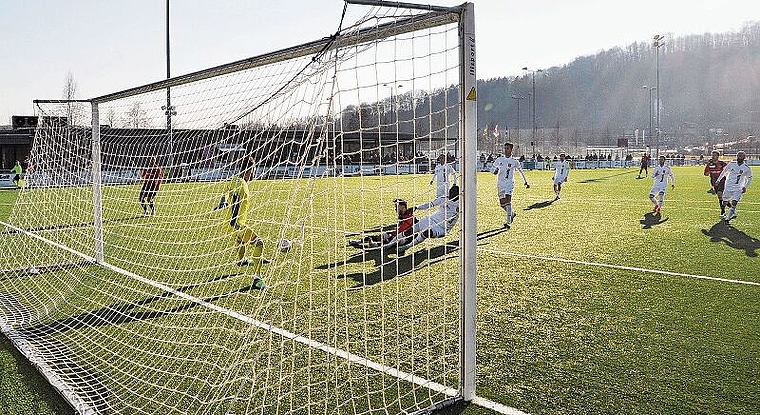 Auf Pass von Heini (links) spitzelt in der Mitte Mesto den Ball zum 2:0 für die Rotschwarzen ins Tor. (Bild Kaspar Köchli)