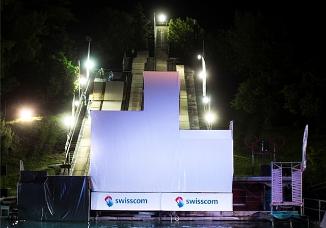 Spektakel pur am Nachtfinale der freestyle-night in Mettmenstetten.Strahlt als Veranstalter und Sieger: Andreas Isoz. (Bilder Daniel Loosli / Thomas Stöckli)Vom Trampolin in den Pool – die neue Disziplin an der freestyle-night.Selber probieren: Ba