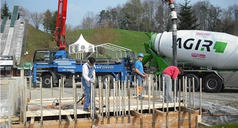 Umbauten in Eigenregie: Betonieren der neuen Trampolingruben. (Bild zvg.)
