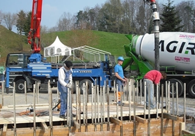 Umbauten in Eigenregie: Betonieren der neuen Trampolingruben. (Bild zvg.)
