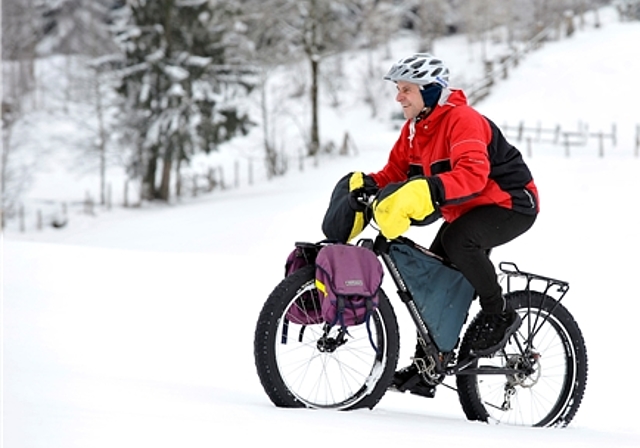 René Nüesch trainiert mit seinem speziellen Ballonreifen-Bike im Schnee.
