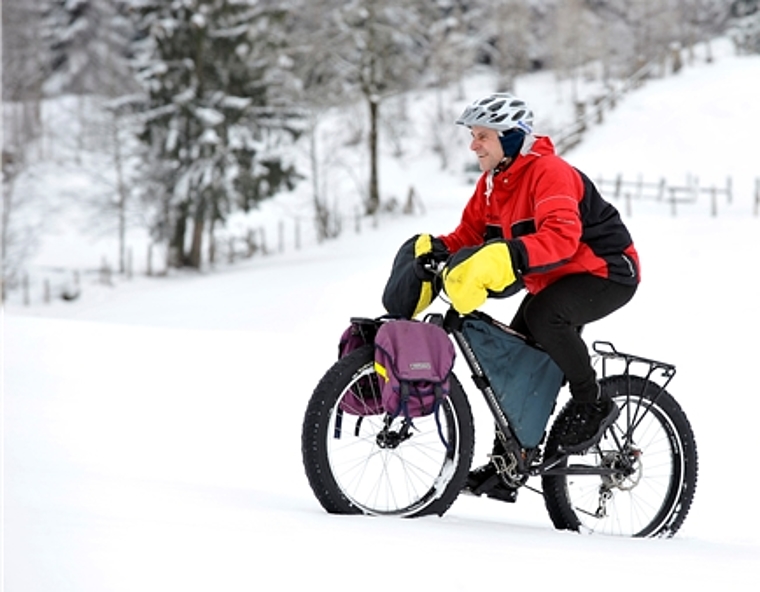 René Nüesch trainiert mit seinem speziellen Ballonreifen-Bike im Schnee.
