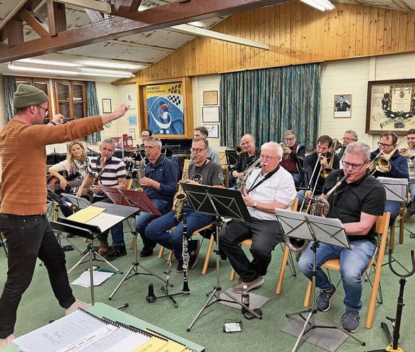 Probe unter der Leitung von Bandleader Pascal Fernandes: Vorne rechts Vereinspräsident Thomas Schmid mit seinem Baritansaxofon. (Bilder Marianne Voss)