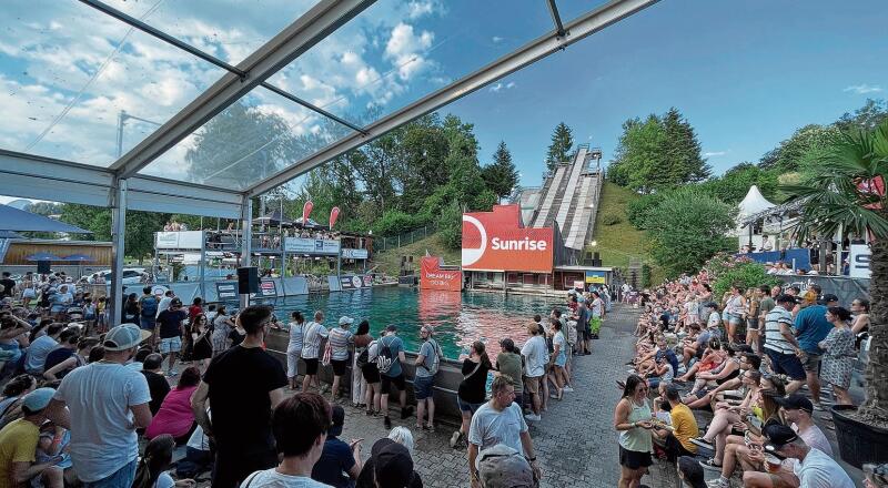 Fast 2000 Zuschauerinnen und Zuschauer verfolgten die Sprünge von den Wasserschanzen. (Bilder Dominik Stierli)