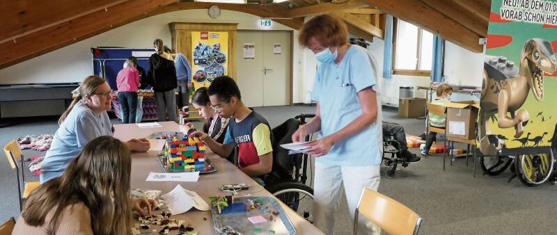 In Zusammenarbeit mit Betreuern und Betreuerinnen wird an der Kinder-Reha in Affoltern für therapeutische Zwecke auch viel mit Lego gespielt. 
Die Kinder und Jugendlichen sind mit grossem Eifer dabei.