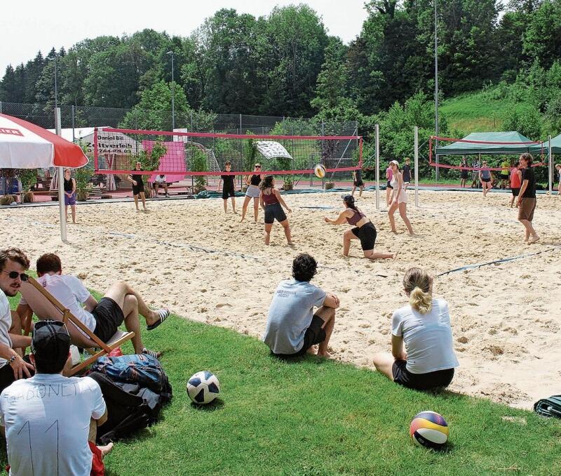 Friedliche Stimmung während des Volleyballturniers. (Bild Marco Bisa)