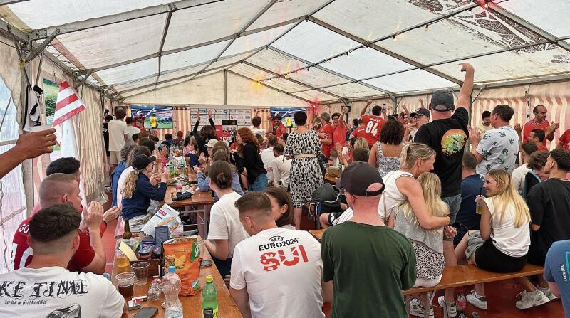 Ausgelassene Stimmung im Festzelt des Hausemer Summer-Sportfäschts nach dem Schweizer Sieg. (Bild Martin Platter)