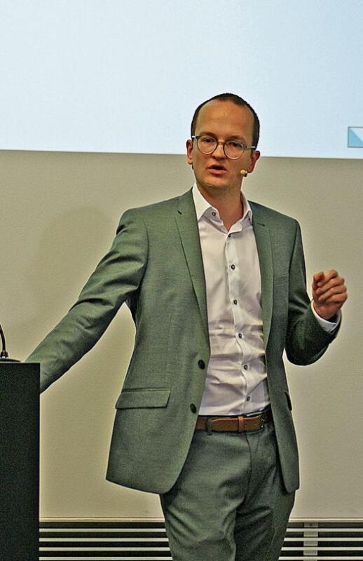 Martin Neukom an der Medienorientierung in Zürich. (Bild Marcus Weiss)