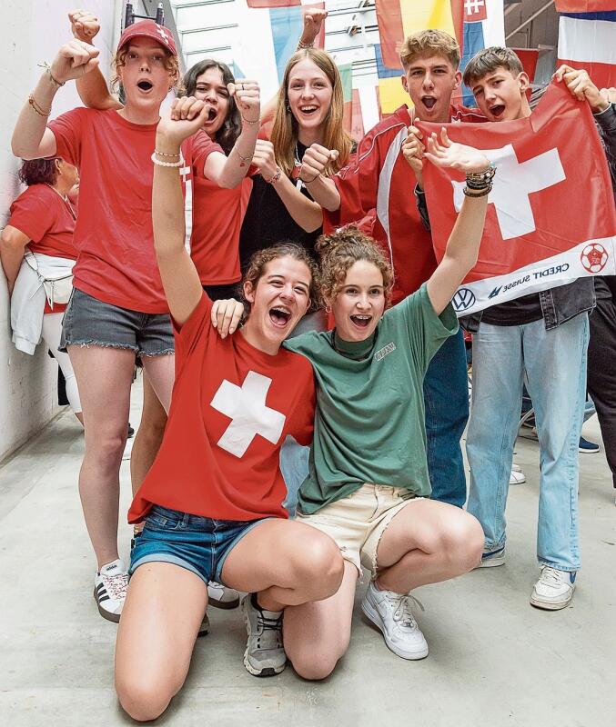 Waren vor der Partie von einem Sieg der Schweizer Nati überzeugt (obere Reihe von links): Nieke Kunstreich, Daria Stoian, Mia Frieker, Remo Hinners, Fynn Kammerer; unten von links: Anna Moretti und Anikó Berger. (Bild Daniel Vaia)