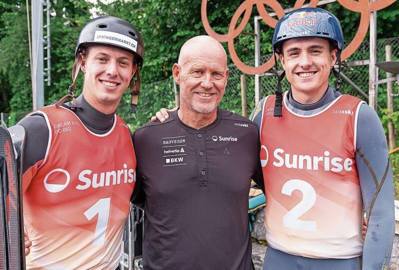 Zählen zur Weltspitze der Skiakrobaten: Pirmin Werner (links) und Noé Roth (rechts). In der Mitte: Michel Roth, Trainer der Ski-Freestyle-Nationalmannschaft (und Vater von Noé).