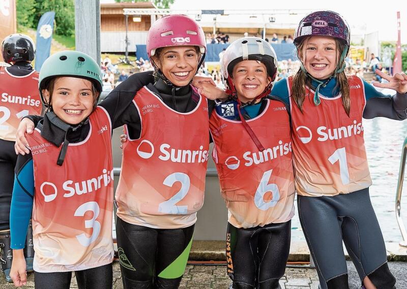 Trainieren zwei- bis viermal pro Woche: Nachwuchs-Akrobatinnen (von links): Aline, Yanira, Liara und Lorraine.