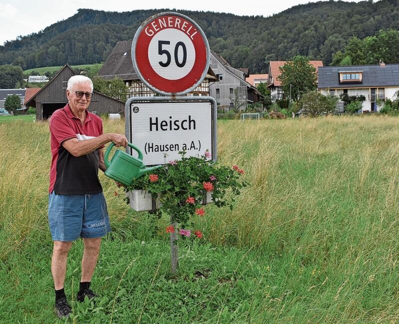 Blumenwart Kurt Gantenbein am Ortseingang von Heisch in Aktion.