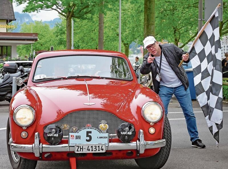 «Eine Rallye mit klassischen Autos lässt vergangene Zeiten wieder aufleben.» Hier die Zieleinfahrt bei der Swiss 
Classic World Rallye 2024 in der Innerschweiz.