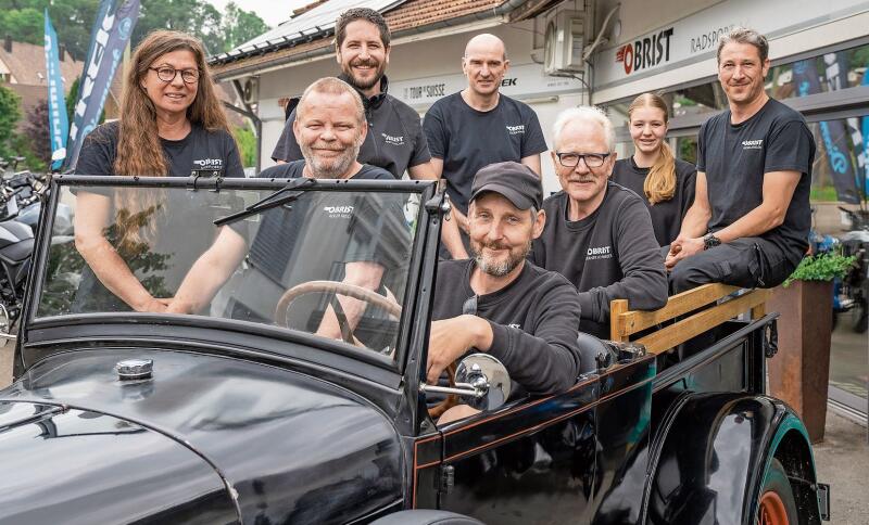 Jürg Obrist am Steuer seines Ford-A-Oldtimers von 1930, umgeben von seinem Team. (Bild zvg)