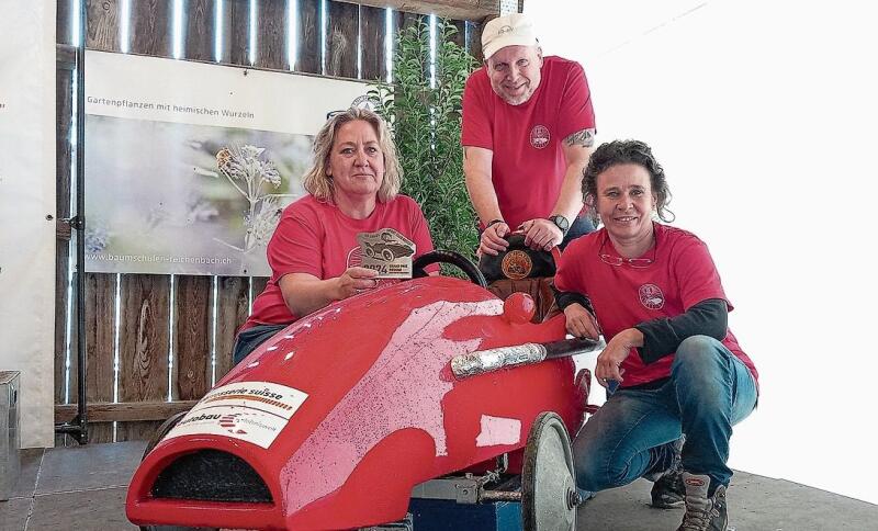 Sie blicken bereits wieder mit Vorfreude in Richtung des nächsten Seifenkistenrennens: Ines Geyer, Markus Metzger und Franziska Kunz. (Bild Marcus Weiss)