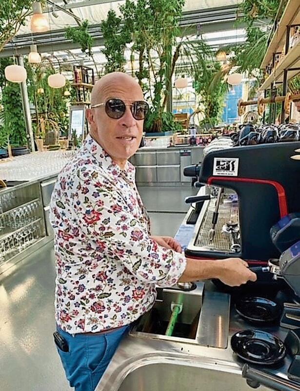 Alfi Calabrese an der italienischen Kaffeemaschine. (Bilder Brigitte Reemts-Flum)