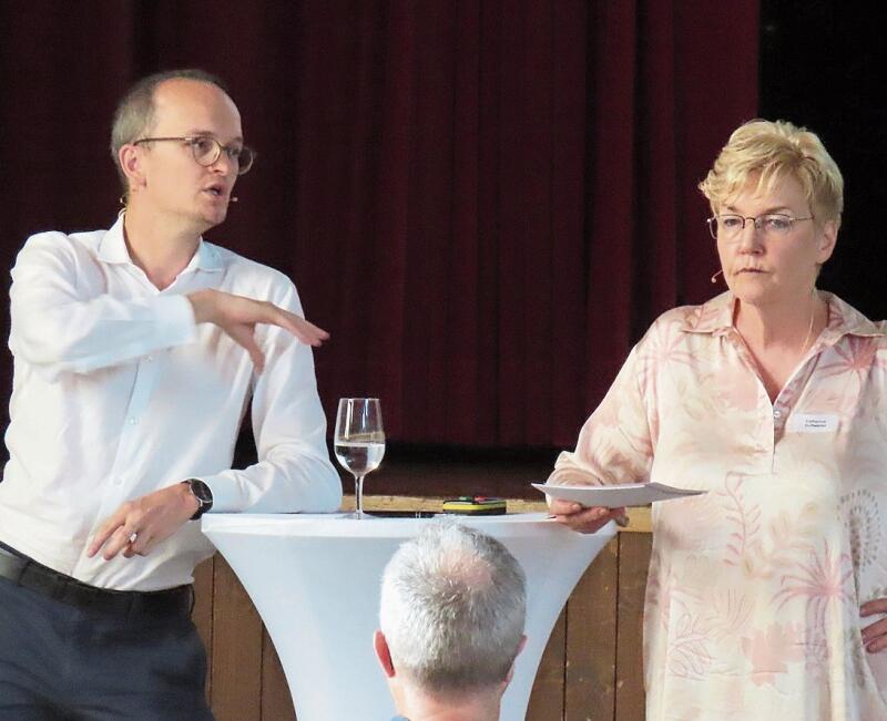 Baudirektor Martin Neukom bei seinen Ausführungen in Ottenbach. Rechts im Bild Moderatorin Catherine Duttweiler. (Bild Marcus Weiss)