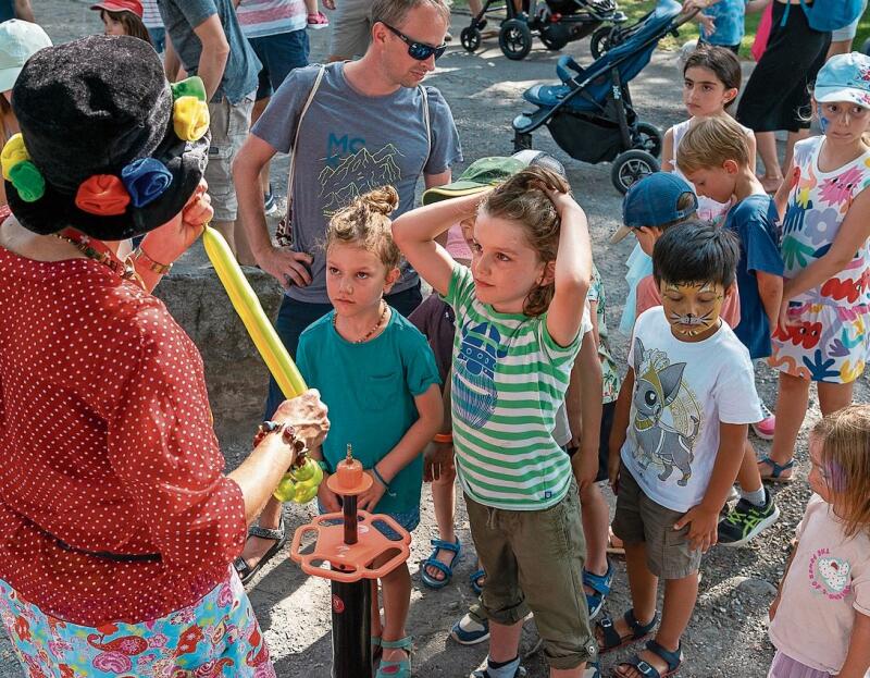 Sorgte mit ihren Ballonmodellen für staunende Kinderaugen: Clownin Gigeli. (Bilder Daniel Vaia)