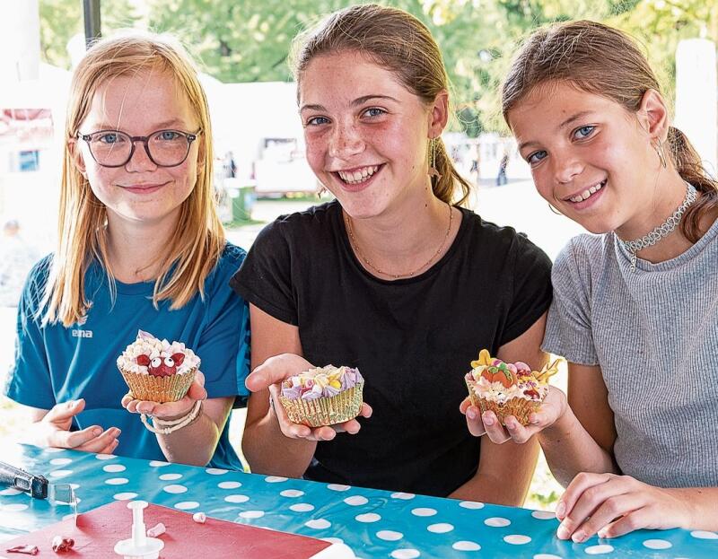 Freuten sich über die Möglichkeit, ihre Kreativität beim Dekorieren von Cupcakes anzuwenden (von links): Malia, Naéline und Julie.