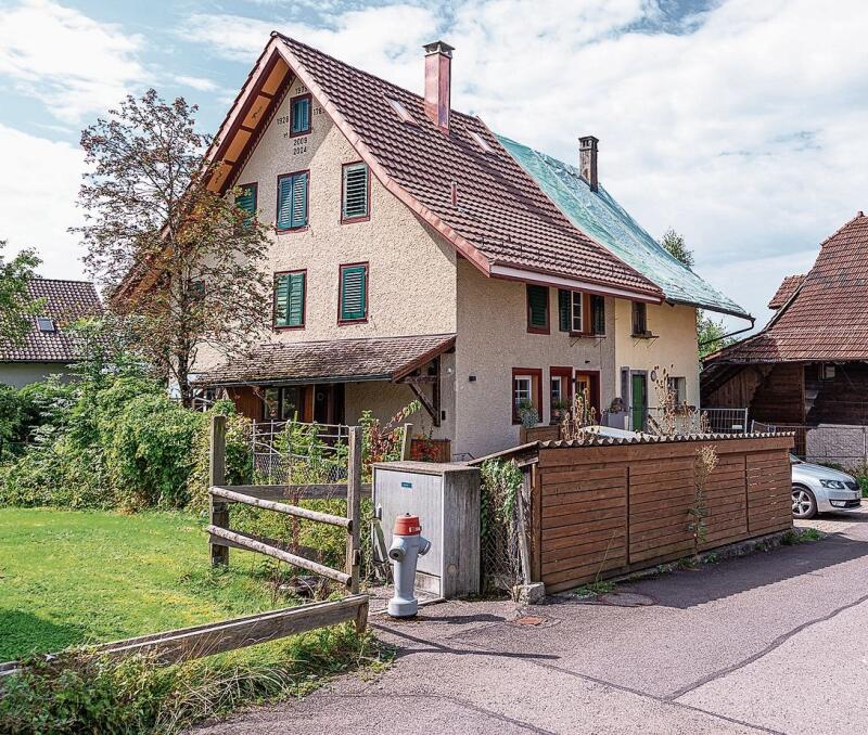 Fand keinen Käufer, trotz tiefem Startpreis: das einseitig angebaute Wohnhaus in Ebertswil (das Haus mit dem grünen Plastikdach). (Bilder Daniel Vaia)