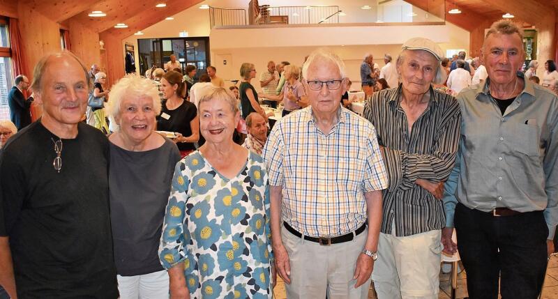 Sie prägten die Anfänge der SP Hausen und feierten am Jubiläum mit (von links): Hansruedi Roth, Silvia Marthaler, Yvonne und Martin Lenzlinger und Hans Steiger mit dem heutigen Ortspräsidenten Georges Köpfli. (Bilder Marianne Voss)