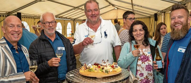 Beim Fachsimpeln (von links): Alfi Calabrese (Alfilo), Ruedi Fornaro (Gemeindepräsident Hedingen), sein Stalliker Kollege Reto Bernhard sowie Monica Kühen und Marco Meier (Dema-Reinigung). (Bilder Nico Ilic)