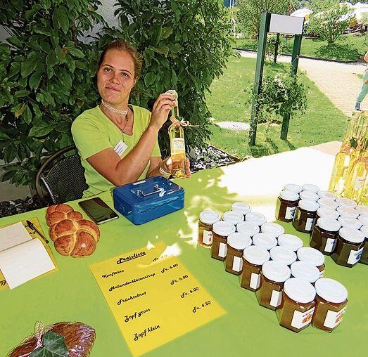 Melanie Pöschel mit leckerem Holunderblütensirup.