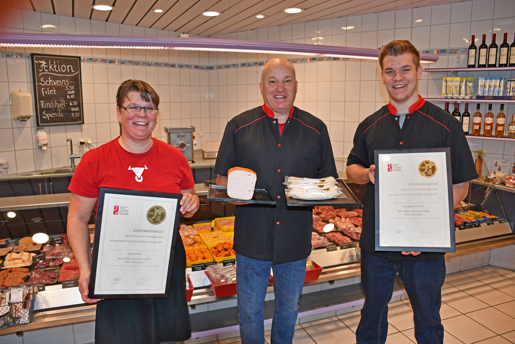 Renate, Urs und Niklas Stocker mit den Gold-Produkten. (Bilder Dominik Stierli)