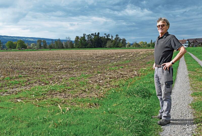 Ernst Lüscher (73) vor der Parzelle, die an sein Land grenzt und die er ebenfalls gerne bewirtschaftet hätte. (Bild Livia Häberling)