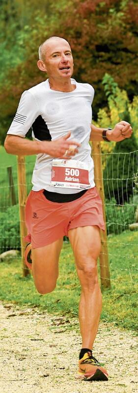 Adrian Brennwald bei seinem Jubiläumslauf in Büren an der Aare. (Bild zvg)