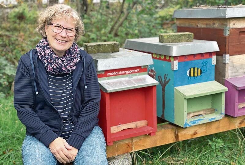 Manuela Gasser aus Knonau vor einem Teil ihrer bunten Bienenmagazine. (Bild Sandra Isabél Claus)