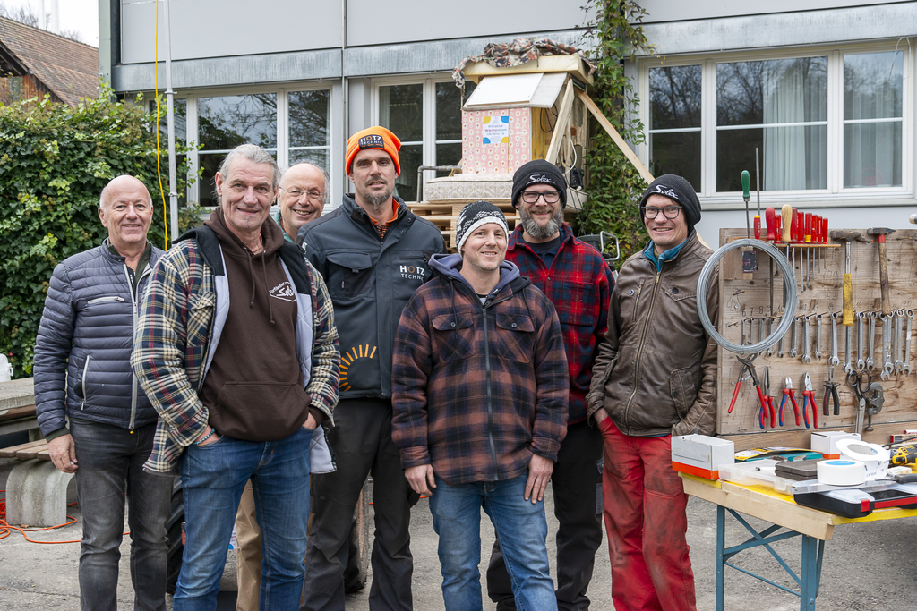 die «Torfländer Solex-Club»-Mitglieder Christoph Lüthi (2. v. l.), Technik-Unternehmer und Mittüftler Benjamin Hotz (orange Mütze) sowie (mit dunklen Mützen, von links) Jonas Huber, Marcel Schneebeli und Roli Jäger. Im Hintergrund (links) ETH-Professor und Jury-Mitglied Roland Siegwart sowie (3. v. l.) der Initiant und international erfolgreiche Tüftler Andreas Reinhard. (Bild Daniel Vaia)