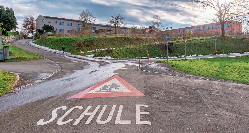 Geplanter Standort für die neue Knonauer Sporthalle: der Hang zwischen dem Schulhaus Aeschrain und der Schulhaus-/Hagendornstrasse. (Bild Daniel Vaia)