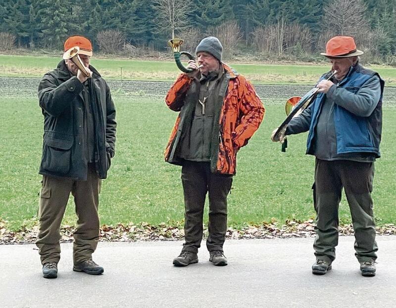 Das Jagdbläser-Trio posaunt mit dem Horn zum Jagdaufbruch.