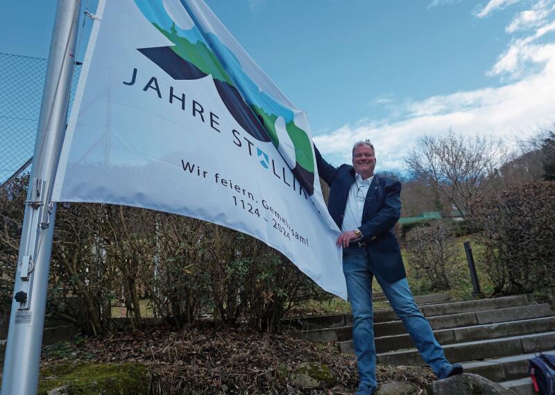 Januar 2024: Der Stalliker Gemeindepräsident Reto Bernhard hisst die Flagge zum 900-jährigen Bestehen der Gemeinde. (Bild Luc Müller)